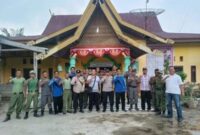 Temui warga dan perangkat Desa Titi Akar, Kapolsek Rupat Utara sampaikan pesan pemilu Damai 2024.