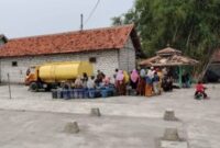 Pemerintah Desa Disanah Salurkan Air Bersih untuk Warga yang Terdampak Kemarau Panjang