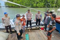 Menyusuri Pulau Beruk dan Pulau Babi dengan Speed Boat Patroli, Kapolsek Rupat Utara Akp Cecep Sujapar, SH temui para nelayan yang sedang melaut dan menyampaikan pesan Pemilu Damai 2024