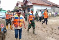 Danrem 044/Gapo Brigjen M.Thohir Beri Bantuan Warga Korban Banjir Di Batu Gajah