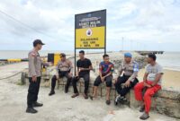 Gunakan sampan nelayan hingga berjalan kaki susuri tepian bakau berlumpur, Polsek Rupat Utara sosialisasi Pemilu Damai di menara Mercusuar penghujung Pulau Rupat