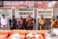 Bupati Nias Utara Serahkan Bantuan Alat Penangkap Ikan dan Pancing Untuk Nelayan Desa Humenesuhene’asi.