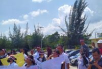 Guru GTT Nias Utara Berujuk Rasa di Depan Kantor Bupati Nias Utara.