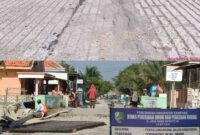 MIRIS!!! Masih Satu bulan selesai Dikerjakan Proyek Peningkatan jalan Labang – Labuhan di Kecamatan Sreseh Sampang Sudah Rusak