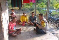 Seberangi lautan diatas pompong, tak ciutkan nyali Bhabinkamtibmas Polsek Rupat Utara sosialisasi Pemilu Damai di Dusun terpencil