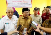 Bupati Tanjabbar Terima dan Salurkan Bantuan Bencana dari PetroChina