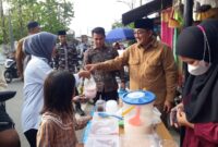 Hari pertama puasa Ramadhan 1445 Hijriah Bupati Tanjung Jabung Barat Drs H Anwar Sadat, M. Ag belanja Takjil menu berbuka