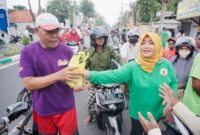 Di Depan Rumah Dinas, Lapas Kelas IIA Pamekasan Beserta Paguyuban Ibu Ibu Pemasyarakatan ( PIPAS) Bagi Bagi Takjil 