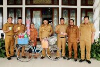Bupati Tanjabbar Berikan Sepeda Baru dan Kursi Roda untuk Pedagang Kecil dan Penyandang Disabilitas