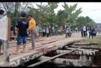 Pemdes Pangkalan Nyirih kembali Perbaiki Jembatan Rusak parah bersama warga melalui Swadaya