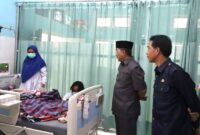 Bupati Tanjabbar Sambangi RSUD, Berikan Doa dan Semangat Pasien yang Dirawat
