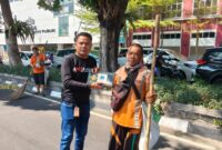 Jum’at Berkah AMI Bagikan Ratusan Sarung Gratis Untuk Umat Muslim 
