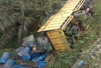 Truk Pengangkut Minyak Solar Diduga Ilegal Terguling di Tanjakan Merlung, Tanjung Jabung Barat