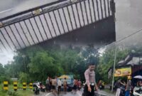 Hilang Kendali di Jalan Licin, Pelajar Tewas Tabrak Dump Truck di Sampang