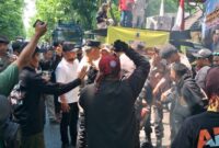 Gelar Aksi di PN Surabaya, AMI Minta Ketua PN Mundur Dari Jabatan-Angkatberita.Id