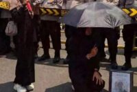 Mahasiswa Padati Halaman Mapolres Sampang, Protes Keras Dugaan Ketidak Adilan