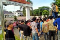 Puluhan Mahasiswa Muratara Geruduk Kantor Bupati