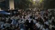 Sorak Sorai Pendukung Jimat Sakteh Bergema di Halaman Gedung JTV, Serukan Dua Periode