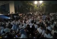 Sorak Sorai Pendukung Jimat Sakteh Bergema di Halaman Gedung JTV, Serukan Dua Periode