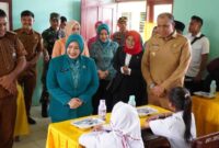 Pj Bupati Langkat Dampingi Ketua TP PKK Sumut Pantau Pemberian Makan Gratis untuk Siswa SD: Dukung Program Makanan Bergizi Gratis Presiden RI