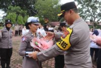 Spesial Hari Ibu, Kapolres Langkat Berikan Apresiasi untuk Polwan dan PHL Wanita