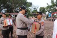 Kapolres Langkat Serahkan Bingkisan Natal ke ASN dan Personel Beragama Kristen.