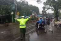 Hujan Masih Turun, Polres Langkat Ingatkan Pengendara untuk Prioritaskan Keselamatan di Jalan