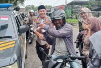 Jumat Berkah, Polisi Bagikan Nasi Kotak Kepada masyarakat Tanjung pura