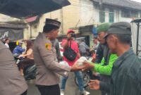 Jumat Berkah Polsek Tanjung pura Rutin Berikan Nasi Bungkus Kepada Warga