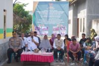 Pj Bupati Bersama Kapolres Langkat Menyerahkan Bantuan Baznas Kepada Warga Korban kebakaran