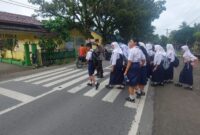 Peduli Keselamatan Siswa, Bhabinkamtibmas Polsek Kuala Turun Langsung Atur Lalu Lintas Pagi Hari