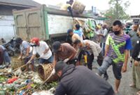 Semangat Gotong-royong, Polsek Pangkalan susu dan Masyarakat Bersihkan Sampah