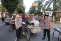 Kapolres Langkat Bagikan Takjil, Warga Sambut dengan Antusias