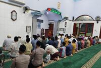 Polres Pamekasan Adakan Tarawih Keliling dan Tadarus di Masjid sebagai Wujud Kepedulian Polri kepada Masyarakat
