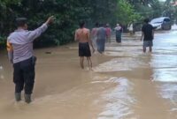 Dahsyatnya Luapan Air Sungai  Akibatkan Banjir Di Palengaan Daja, Kapolsek Palengaan Beserta Anggota Langsung Gercep Ke Lokasi