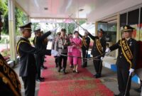 Sambut Kedatangan Kapolres Sumenep yang Baru dimeriahkan Pedang Pora dan Tari Muang Sangkal 