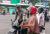Kepedulian Terhadap Masyarakat,Ditengah-tengah Kesibukan Pengaturan Anggota Satlantas Tetap Bantu Motor Warga Yang Mogok