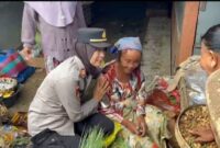 Polwan Pamekasan Empati Kepada Nenek Korban Uang Mainan, Kado Untuk Kartini