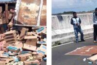 Kecelakaan di Sampang, truk Boks dengan Beban Susu dan Teh Kotak Terguling