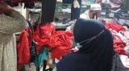 Antusiasme Warga Sampang Jelang Upacara Hari Pendidikan Nasional Baju Adat Sakera Laris Manis