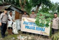 Polri Peduli: Kapolsek Hinai Bersama Anggotanya Laksanakan Jum’at Berkah dengan Salurkan Bansos Kepada Warga Kurang Mampu