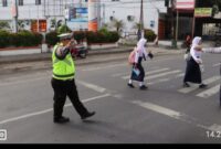 Saat Mentari Terbit, Polisi Mulai Menjaga: Wujud Peduli Pendidikan di Tengah Padatnya Arus Pagi