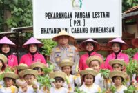 Program Ketahanan Pangan, Kapolres Pamekasan Bersama PJU dan Ibu Ketua Bhangkari Panen Lele dan Tanaman Holtikultura