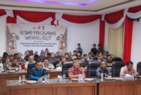 Rayakan Bhayangkara ke-79, Polres Tanjab Barat Nobar Wayang Kulit Bersama Masyarakat