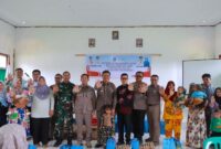 Wabup Katamso Serahkan Bantuan Program GENTING bagi Keluarga Berisiko Stunting di Muara Papalik