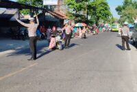 Hindari Kemacetan, Satlantas Polres Sumenep Tertibkan Lalu Lintas di Pasar Prenduan