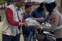 Satlantas Polres Sumenep Bagikan Jaket ke Ojek Online, Dorong Tertib Lalu Lintas