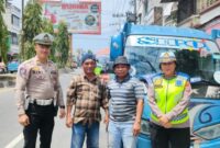 Sat Lantas Menyapa Kemerdekaan, Bagikan Bendera Merah Putih Kepada Pengguna Jalan