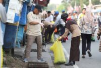 Kolaborasi untuk Lingkungan Bersih, Bupati Tanjab Barat Ikut Gotong Royong Serentak