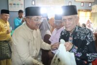 Bupati Tanjab Barat Serahkan 297 Paket Sembako di Kampung Nelayan dalam Rangka HUT RI ke-80 dan Hari Jadi ke-60 Kabupaten